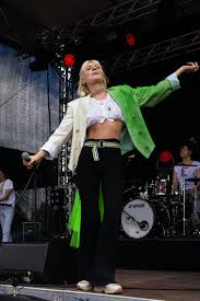 Like in many other countries germany's mainstream pop landscape is interspersed with shallow performancers and superficial string puppets and that's only one reason why alli neumann is here to change the paradigm. Datei Alli Neumann Kosmonaut Festival 2019 11 Jpg Wikipedia