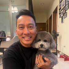 艾力克斯- 快八個禮拜沒有看到妹妹了，今天終於可以在一起，她的笑容發光了。 It's been a long and tough 8 weeks  since we dropped Makayla off at her new school. We keep in touch thru  FaceTime but we sorely miss our