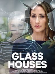 En apprenant que la fille la plus populaire de son école secondaire l'a compromise dans un scandale, running time: Glass Houses 2020 Rotten Tomatoes