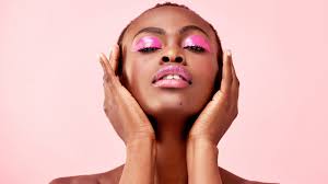 Maquiagem para pele negra: confira tendências para os dias quentes