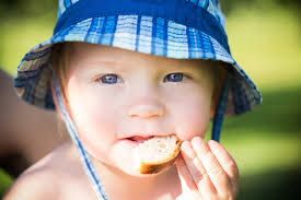 Pri pobyte detí na slnku treba pamätať na pokrývku hlavy i okuliare