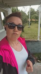 Är jag smart, snygg och rolig? Uppenbarligen inte, då skulle jag inte vara  här 🤪 Men annars så finns det inte så många fel med mig ( tror jag).  Tränar, gillar naturen,