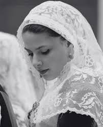 Un giorno nessuno ti dirà: «ma è uscita di notte da sola… e con quella  minigonna poi. Se l'è cercata». Un giorno nessuno ti dirà che i sampietrini  sono stati creati per