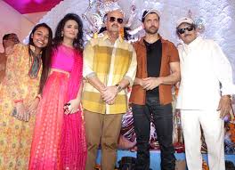 Hrithik Roshan And Rakesh Roshan Seek Blessings On Durga Ashtami Bollywood News Bollywood Hungama 21, general ak vaidya marg, off. hrithik roshan and rakesh roshan seek