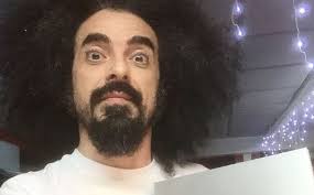 Exuvia contiene 14 tracce e esce a 4 anni dal precedente album prisoner 709. Caparezza In Grande Stile Il 7 Maggio Torna Con Exuvia Zon