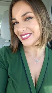 Cómo va tu día??? Yo acá, siempre mostrándole una sonrisa a la vida... 💚  #enlasbuenasyenlasmalas #verdeesperanza #pafueralomalo #mienfoque  #visiónatracción #conelmaquillajedehacehoras 🤣 #loquequeda #nimásnimenos  gracias @serbellalatina #makeup