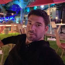 Conhecimento. Não sei o que você faz da vida, mas uma boa parte investe em  você e coloca em prática para evoluir. Eu era vendedor de shopping e uber  até 2023.