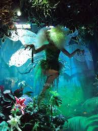 Harrod S Peter Pan Window Display Inspiration For The Ethereal Goober Geek Ala Jennie Window Display Design Christmas Shop Window Window Art