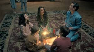 Netflix's the haunting of hill house is a supernatural horror show, which features five siblings in present day being haunted by the paranormal experiences they had at their childhood home, hill house. The Haunting Of Hill House How The Extraordinary Episode 6 Was Made Den Of Geek