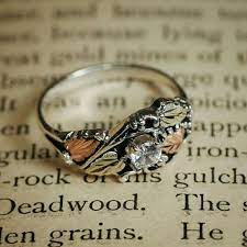 Black Hills Gold Ring Size 8 Beatiful Black Hills Silver And Gold Ring It Features Green And Black Hills Gold Rings Black Hills Gold Black Hills Gold Jewelry