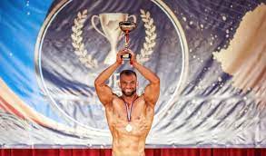 Am intrat in lumea acestui sport în urmă cu aproximativ doi ani și jumătate, datorită prietenului meu, și tot de atunci a început să îmi placă aspectul musculos al corpului. Sportivul Dejean Florin Damsa Locul 1 La Cupa Romaniei De Culturism Si Fitness Video Dejeanul Ro Suntem Deja Acolo
