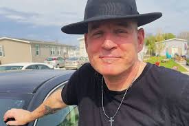 groover DESU TAEM vuelve a demostrar por qué son una fuerza indomable  dentro del Savage Retro Rock. Su nuevo sencillo, “Super Sexy She‑Cyclops  Girlfriend”, mezcla irreverencia, riffs frenéticos y una vibra de