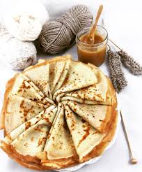 Crepes Au Caramel Au Beurre Sale Et Pommes Pochees