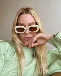 Trouvez vos lunettes de grandes marques et une gamme complète de lentilles cosmétiques, colorées jetables ou journalières. Lunettes De Soleil Cette Nouvelle Tendance Solaire En Mettra Plein La Vue Cet Ete