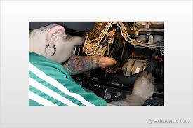 What does a car mechanic do? Corner Garage Vs Dealer Service Department Edmunds