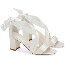 Le amanti del sandalo sposa col classico tacco a stiletto molto alto adoreranno quelli intrecciati!. Calzature Da Sposa Con Tacco Largo Bella Belle Bella Belle Shoes