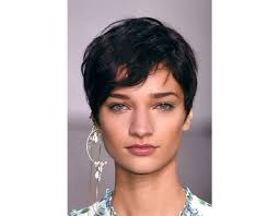 Il ciuffo laterale è l'icona del movimento nei tagli di capelli e non per niente viene accoppiato spessissimo ai tagli corti minimal e pari, sui . Tagli Di Capelli Corti Per La Primavera Estate 2018 Tutte Le Tendenze Dalle Sfilate Tu Style