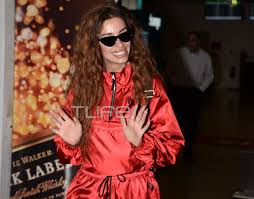 Ελένη φουρέιρα / eleni foureira hq. Elenh Foyreira Epistrofh Sthn Ellada Koyrasmenh Alla Eytyxismenh Moirase Xamogela Sto Aerodromio Party Fm 104