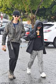 Austin had at least 2 relationship in the past. Vanessa Hudgens And Austin Butler Keep It Casual While Getting Breakfast On A Rainy Morning Daily Mail Online