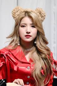 Foto yang diunggah 30 januari 2021 di akun instagram pribadinya @onedayxne itu memperlihatkan sowon yang berpose mesra dengan patung berseragam nazi. Pin By Korean Faceclaims Masterlist R On Sowon Blonde Hair Korean Kpop Girls Gfriend Sowon