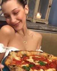 Thanks Bella Hadid for visiting us yesterday evening for Dinner ♥️😍🌶 .  #pizza #pizzagourmet #victoriasecrets #angels #bellahadid #love #passion  #italy #madeinitaly