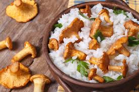 Crescono in tutta italia e sono conosciuti anche come gallinacci. Funghi Finferli Curiosita E Ricette Con I Gallinacci Magazine Delle Donne