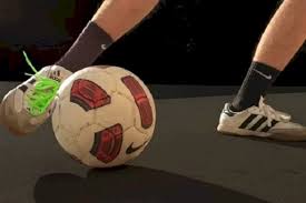 Tendangan bola ke gawang dengan kaki bagian dalam akan menghasilkan tembakan yang cenderung datar. Posisi Kaki Paling Tepat Untuk Menendang Bola Dengan Keras Dan Akurat