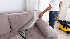 بقع على الكنب احذري طريقة تنظيفها حسب نوع القماش