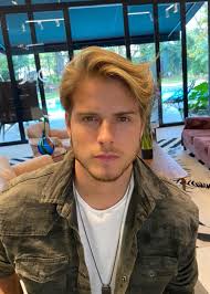 Daniel Lenhardt, do 'BBB20', muda o visual após dois anos sem cortar o  cabelo