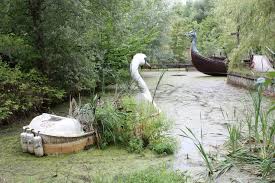 What Used To Be A Picturesque Swan Lake Is Now Covered In Algae Verlassene Orte Verlassene Freizeitparks Geisterstadt