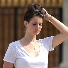Lana del rey's songs have burst onto the pop scene in recent months, and she's quickly building up a loyal fanbase. 3 Things To Love About Lana Del Rey S Hair And Makeup Glamour