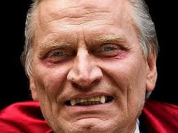 Abends zeigt Hans Arning Zähne