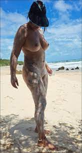 Fotos da coroa gostosa nua na praia de nudismo | Amadoras Quentes