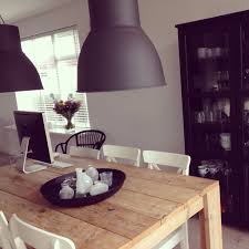 stoer tafel blank steigerhout witte stoelen zwarte lampen witte stoelen huis interieur interieur