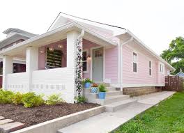 Two Chicks And A Hammer On Instagram E3 Little Pink House On Palmer Mina S Sister In Law Stef Fell In Love Wi Pink Houses Good Bones Good Bones Hgtv