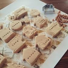 100均のセリアで買える 木かるねんど と インスタに投稿された素敵な作品をご紹介します 木粉粘土 樹脂粘土で作るチャーム 粘土細工