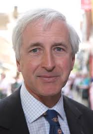 7 imágenes de Hugo and Elizabeth Vickers 'St George's Chapel, Windsor  Castle' Book signing at Waterstones, Windsor, Britain