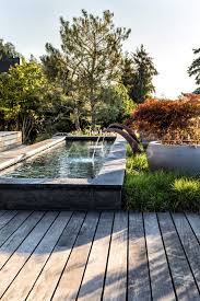 Das Hubsche Wasserspiel Bildet Den Mittelpunkt Des Gartens Und Ist Von Allen Gartenebenen Aus Sichtbar In 2020 Gartenebenen Gartengestaltung Garten