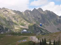 Il serait dû à la rupture d'un câble sur la partie la plus haute du parcours. Paraglider Stranded On Brevent Telepherique Cable Chamonix Net