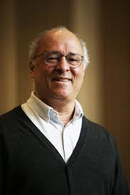 Duas gerações em diálogo: jovens violoncelistas entrevistam Antonio Meneses 