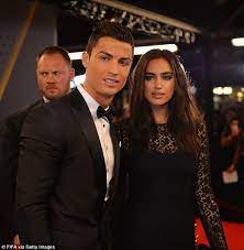 Yakın zamanda ünlü model irina shayk'la birlikteliği biten ve boşluğa düşmüş gibi görünen ronaldo , instagram sayfasında enteresan bir şeyler yapıyor. Cristiano Ronaldo Splits With Girlfriend Irina Shayk After Five Years Together Daily Mail Online