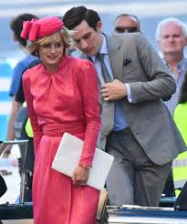 Nachdem er seine träume für die pflicht als mann. The First Look At Princess Diana In The Crown Is Eerily Perfect The Crown Season The Crown The Crown Series