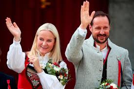 Beste mette marit hochzeit von die hochzeitsküsse der royals im vergleich. Prinzessin Mette Marit Prinz Haakon Ihr Nachbarhaus Steht Frei Gala De