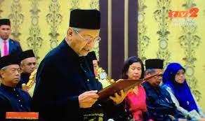Kemelut siapa ketua menteri dalam kalangan gabungan rakyat sabah (grs) sedang diselesaikan melalui rundingan meja bulat yang dihadiri pemimpin tertinggi barisan nasional (bn), perikatan. Dr Mahathir Angkat Sumpah Pm Ke 7