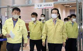 정세균 의원은 일단 참여정부 하에서 산업자원부장관을 맡은 데다 17대 대선과 18대 총선으로 인해 몰락 직전까지 몰렸던 민주당을 당대표로서 당시 원내대표였던 원혜영 의원과 함께 수습하여 19대 총선에서. ì •ì„¸ê·  ì´ë¦¬ 24ë…„ ë§Œì— ì´ì„  ì¶œë§ˆ ì•ˆ í•´ ì¢€ ì„­ì„­í•˜ë‹¤ ì¤'ì•™ì¼ë³´