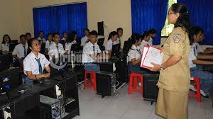 Bagi guru, ini bisa menjadi acuan dalam memberikan pendalaman materi guna persiapan siswa menghadapi ujian nasional. Download Kisi Kisi Un Sma 2020 Lengkap Beserta Jadwal Ujiannya Tribun Bali