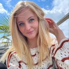 Laura Sager's Instagram, Twitter & Facebook