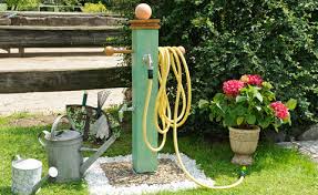 Wasserzapfsäule garten wasserhahn garten garten gestalten ideen moderne gartenentwürfe diy gartenprojekte garten anlegen moderner garten die elegante, schlanke wasserzapfstelle aus rostfreiem edelstahl bietet eine komfortable wasserentnahmemöglichkeit im garten. Wasserzapfsaule Im Garten Installieren So Geht S Mein Schoner Garten