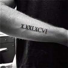 Los diferentes sistemas de numeros nos prestan símbolos para hacernos en tatuajes, pero como estos no son parte de los símbolos los tatuajes de numeros con significado como estos que estamos compartiendo con todos hoy son especiales; 60 Tatuajes De Numeros Romanos Disenos Significados