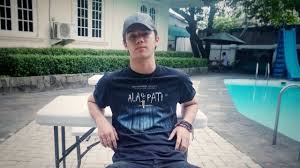 Jeff smith (born february 27, 1960) is an american cartoonist. Jeff Smith Hobi Makan Bisa 12 Kali Sehari Kumparan Com